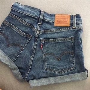 Levi’s wedgie fit shorts size 26